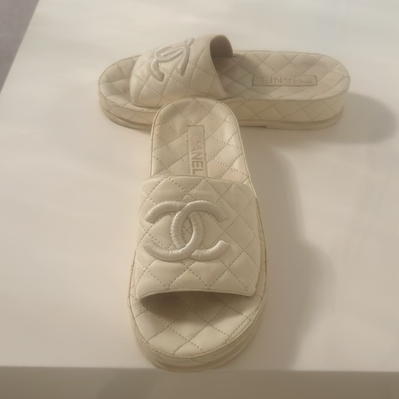 Gorgeously Chanel white quilteded slides perfect withh shorts skirt - Picture 2 of 6